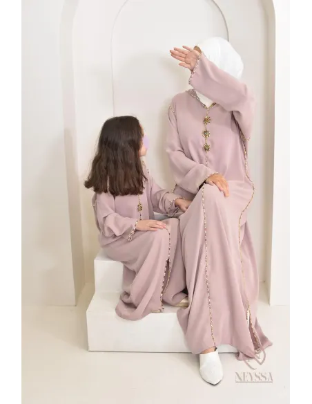 Djellaba femme moderne impeccable pour le Ramadan ou l'Aïd 2024.
