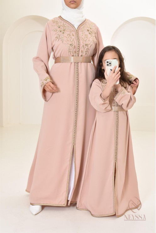 Robe caftan moderne pour petite fille à l'occasion de l'Aïd 2024 by Neyssa.