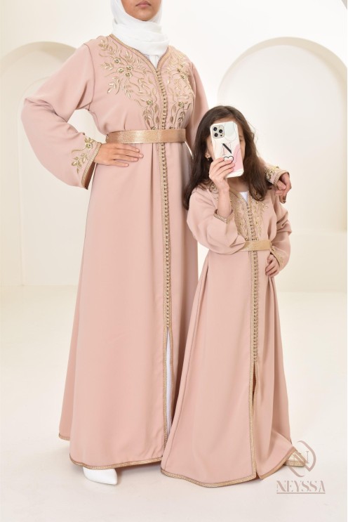 Robe caftan moderne pour petite fille à l'occasion de l'Aïd 2024 by Neyssa.