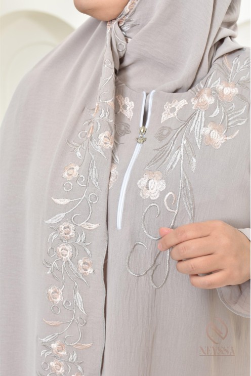 Robe de prière avec broderies et son hijab intégré, création Neyssa