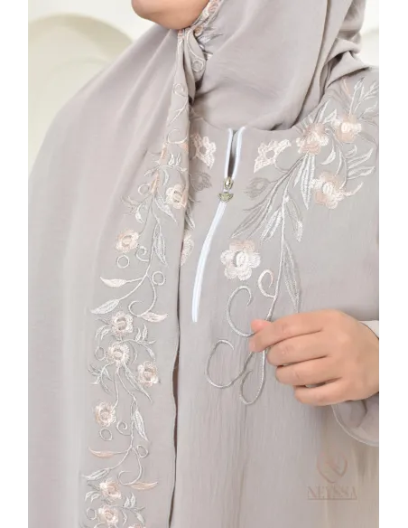 Robe de prière avec broderies et son hijab intégré, création Neyssa