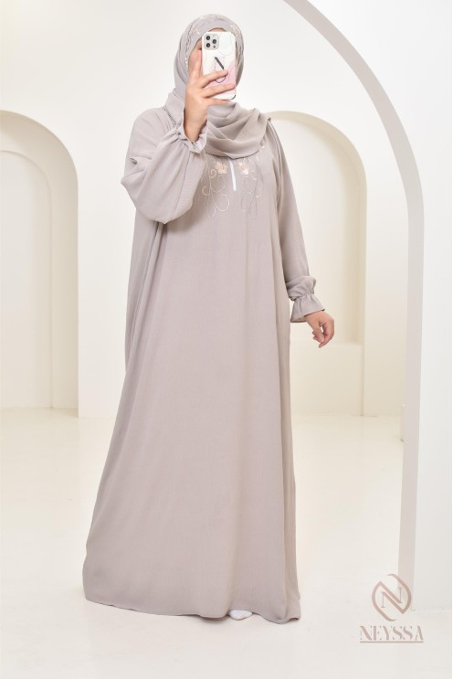 Robe de prière avec broderies et son hijab intégré, création Neyssa