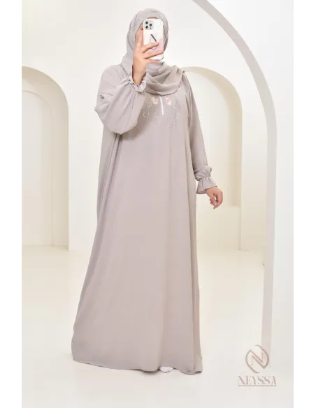 Robe de prière avec broderies et son hijab intégré, création Neyssa