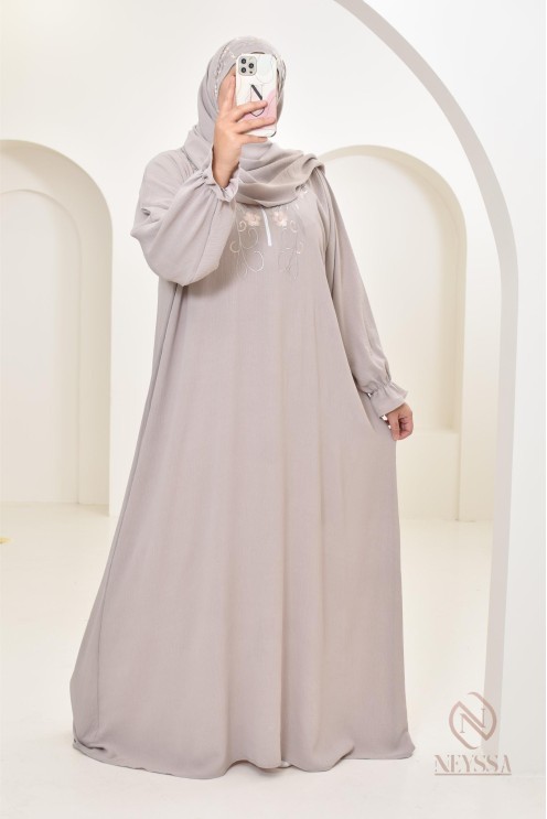 Robe de prière avec broderies et son hijab intégré, création Neyssa
