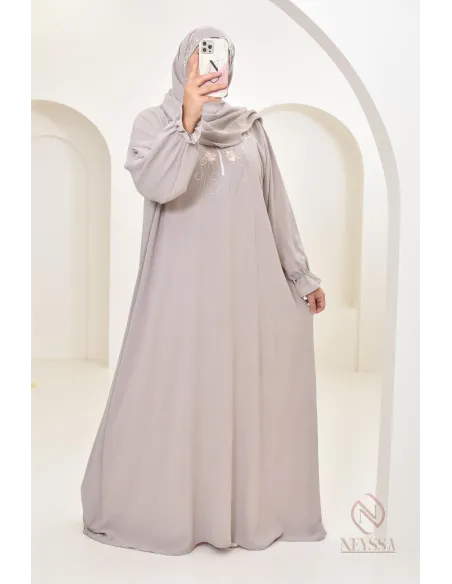 Robe de prière avec broderies et son hijab intégré, création Neyssa
