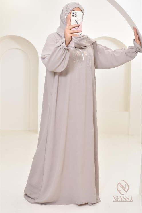 Robe de prière avec broderies et son hijab intégré, création Neyssa
