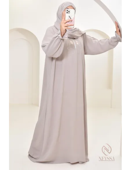 Robe de prière avec broderies et son hijab intégré, création Neyssa