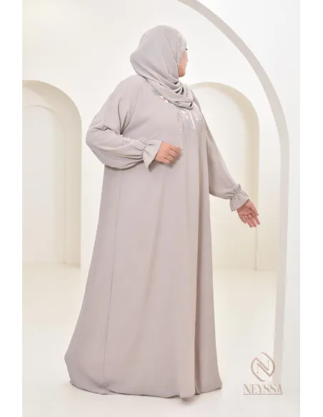Robe de prière avec broderies et son hijab intégré, création Neyssa