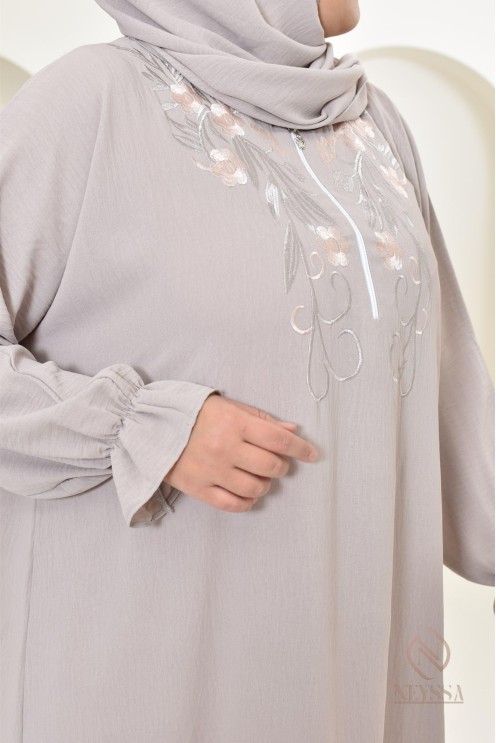 Robe de prière avec broderies et son hijab intégré, création Neyssa