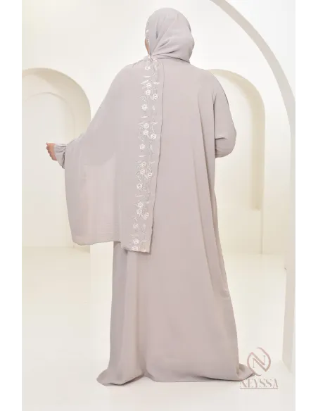 Robe de prière avec broderies et son hijab intégré, création Neyssa