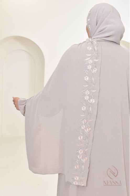 Robe de prière avec broderies et son hijab intégré, création Neyssa