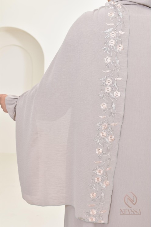 Robe de prière avec broderies et son hijab intégré, création Neyssa