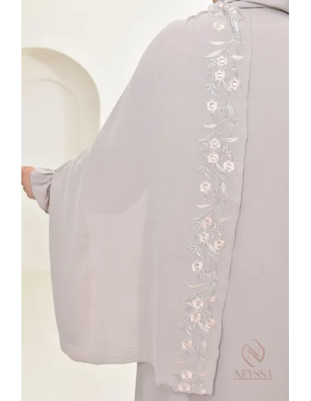 Robe de prière avec broderies et son hijab intégré, création Neyssa