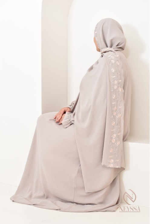 Robe de prière avec broderies et son hijab intégré, création Neyssa