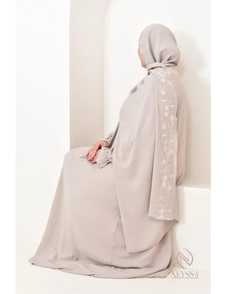 Robe de prière avec broderies et son hijab intégré, création Neyssa