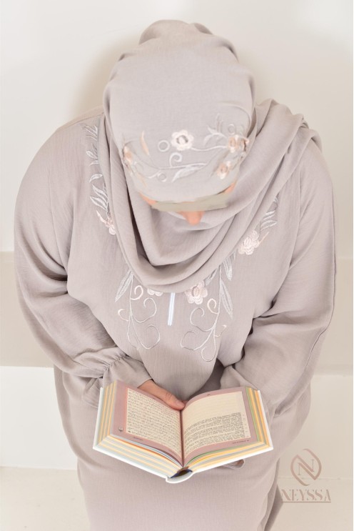 Robe de prière avec broderies et son hijab intégré, création Neyssa