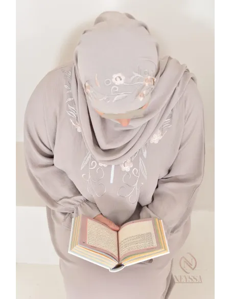 Robe de prière avec broderies et son hijab intégré, création Neyssa