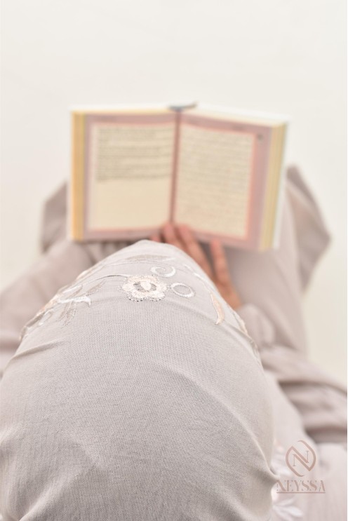 Robe de prière avec broderies et son hijab intégré, création Neyssa
