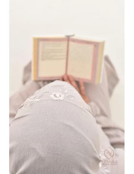 Robe de prière avec broderies et son hijab intégré, création Neyssa