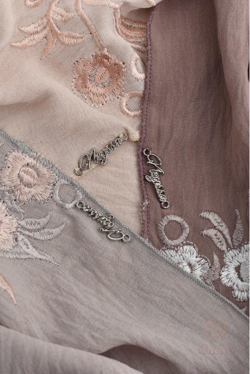 Robe de prière avec broderies et son hijab intégré, création Neyssa