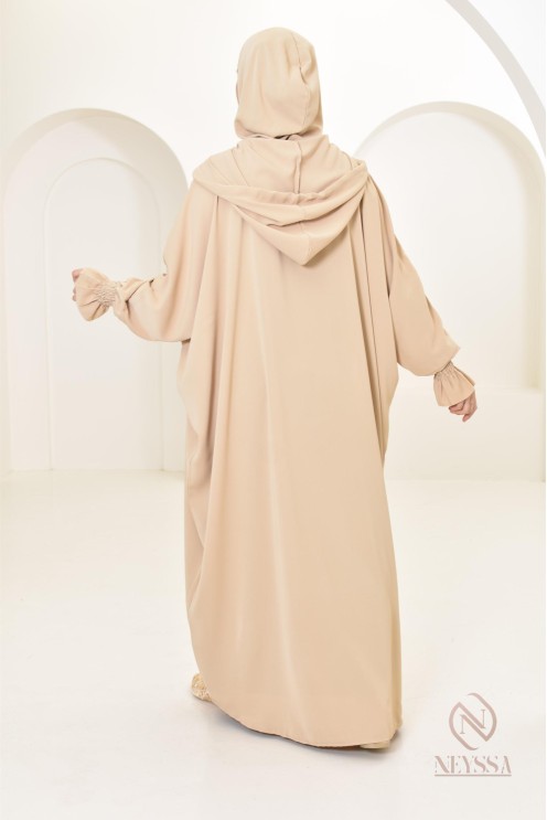 Robe de prière avec son hijab intégré, peut se porter en tenue d'extérieur.