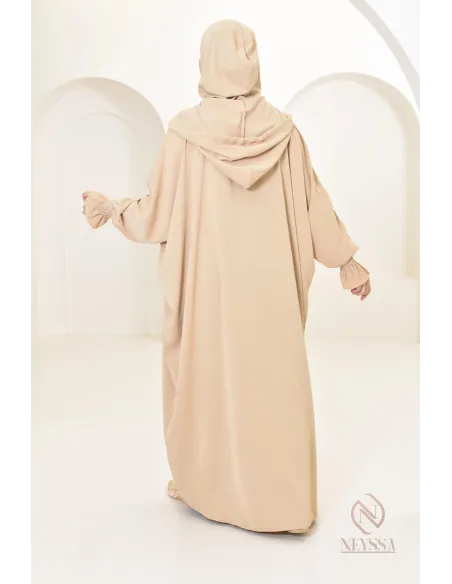 Robe de prière avec son hijab intégré, peut se porter en tenue d'extérieur.