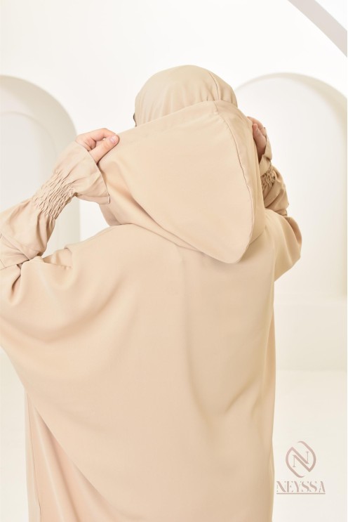 Robe de prière avec son hijab intégré, peut se porter en tenue d'extérieur.