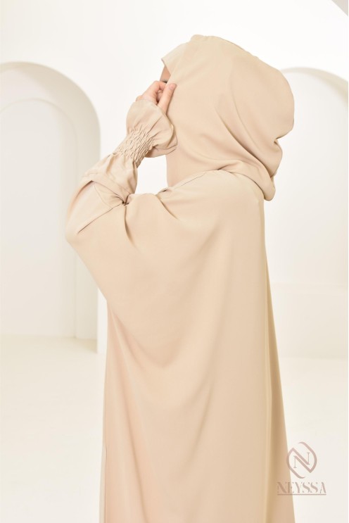 Robe de prière avec son hijab intégré, peut se porter en tenue d'extérieur.