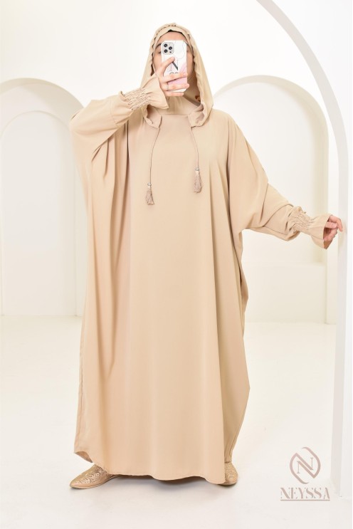 Robe de prière avec son hijab intégré, peut se porter en tenue d'extérieur.