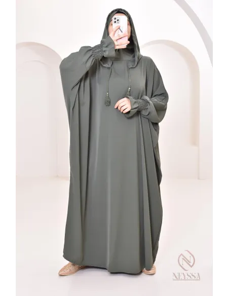 Robe de prière avec son hijab intégré, peut se porter en tenue d'extérieur.