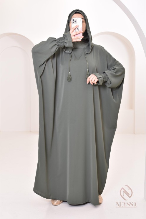 Robe de prière avec son hijab intégré, peut se porter en tenue d'extérieur.
