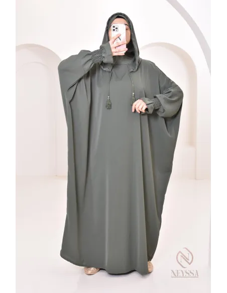 Robe de prière avec son hijab intégré, peut se porter en tenue d'extérieur.