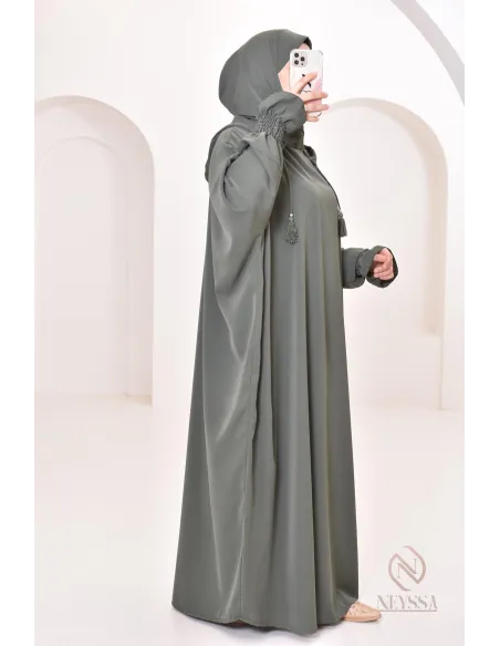 Robe de prière avec son hijab intégré, peut se porter en tenue d'extérieur.