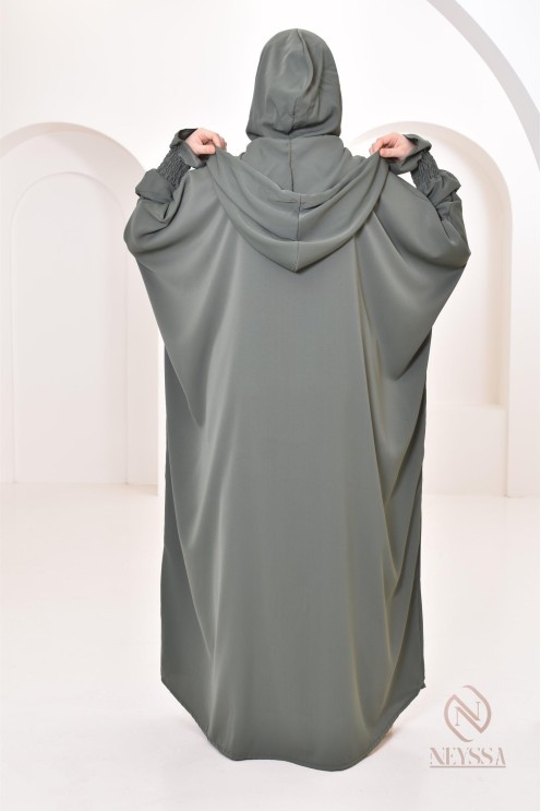Robe de prière avec son hijab intégré, peut se porter en tenue d'extérieur.