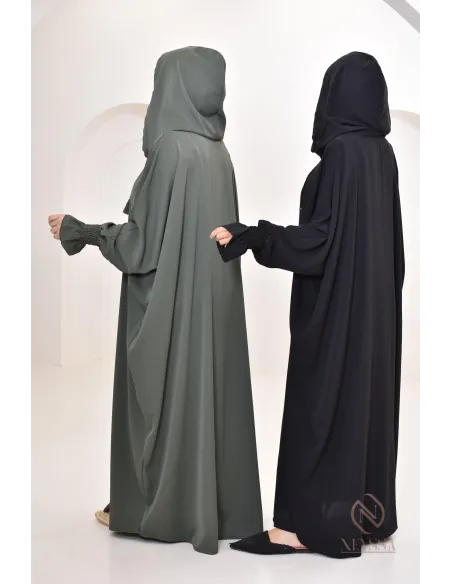 Robe de prière avec son hijab intégré, peut se porter en tenue d'extérieur.