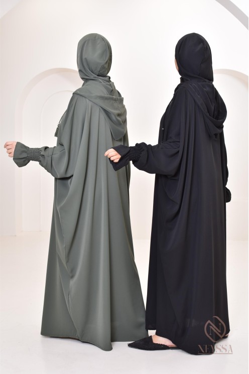 Robe de prière avec son hijab intégré, peut se porter en tenue d'extérieur.