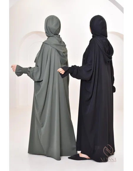 Robe de prière avec son hijab intégré, peut se porter en tenue d'extérieur.