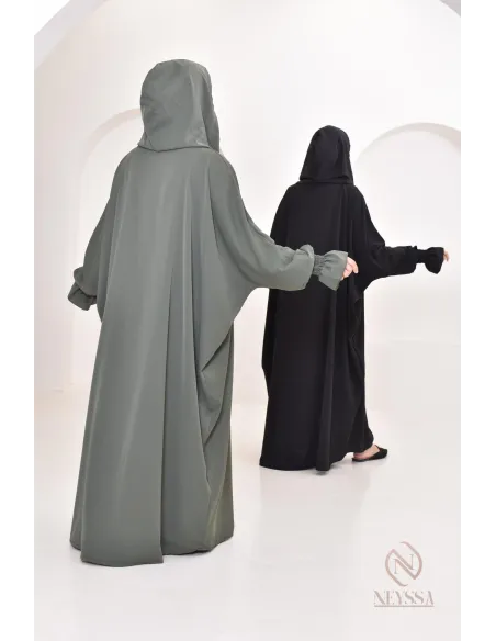 Robe de prière avec son hijab intégré, peut se porter en tenue d'extérieur.