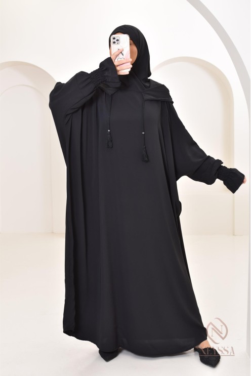 Robe de prière avec son hijab intégré, peut se porter en tenue d'extérieur.