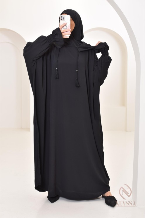 Robe de prière avec son hijab intégré, peut se porter en tenue d'extérieur.