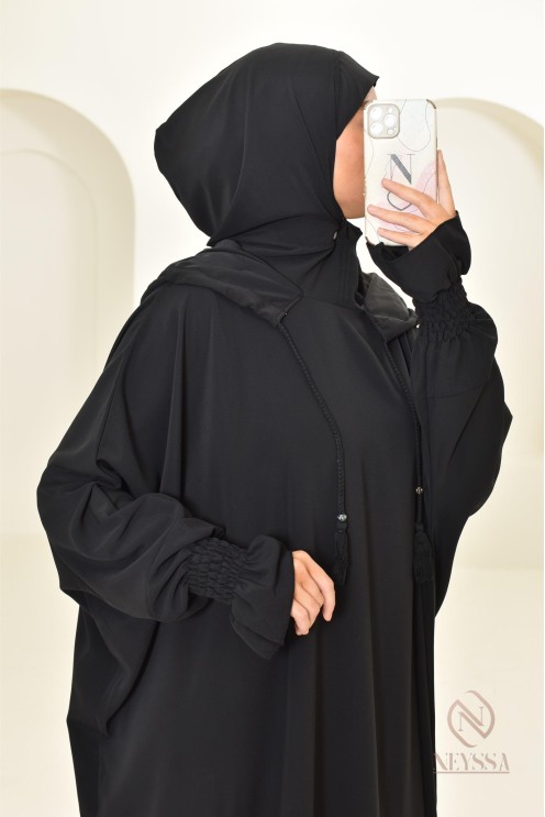 Robe de prière avec son hijab intégré, peut se porter en tenue d'extérieur.