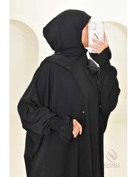 Robe de prière avec son hijab intégré, peut se porter en tenue d'extérieur.