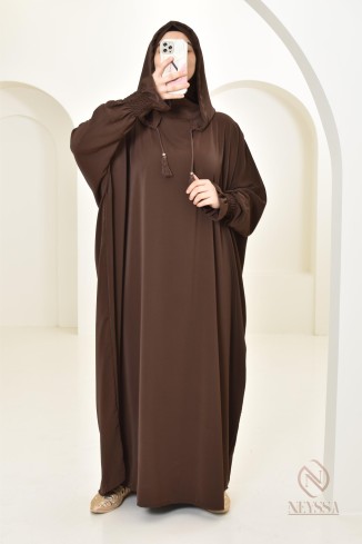 Robe de prière avec son hijab intégré, peut se porter en tenue d'extérieur.