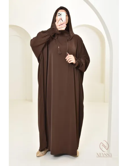 Robe de prière avec son hijab intégré, peut se porter en tenue d'extérieur.
