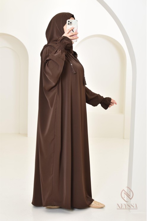 Robe de prière avec son hijab intégré, peut se porter en tenue d'extérieur.