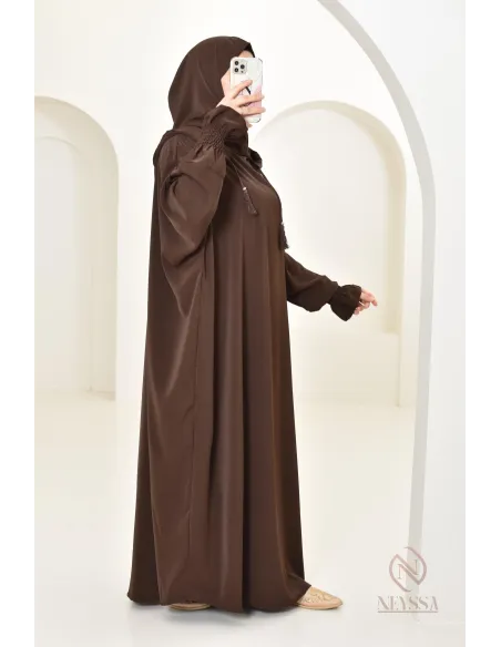 Robe de prière avec son hijab intégré, peut se porter en tenue d'extérieur.