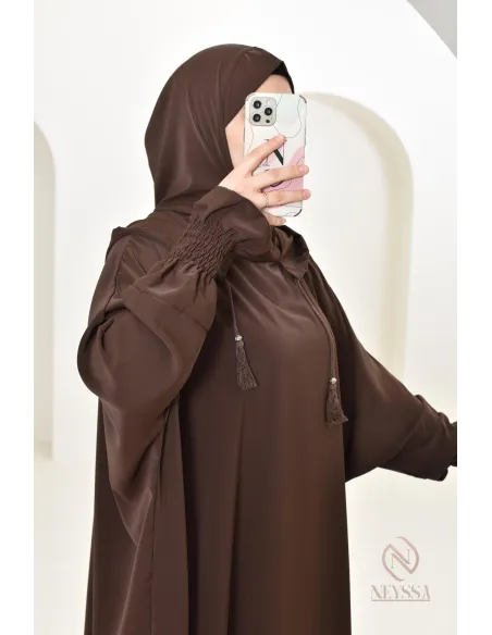 Robe de prière avec son hijab intégré, peut se porter en tenue d'extérieur.