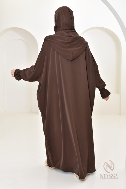 Robe de prière avec son hijab intégré, peut se porter en tenue d'extérieur.