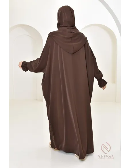 Robe de prière avec son hijab intégré, peut se porter en tenue d'extérieur.
