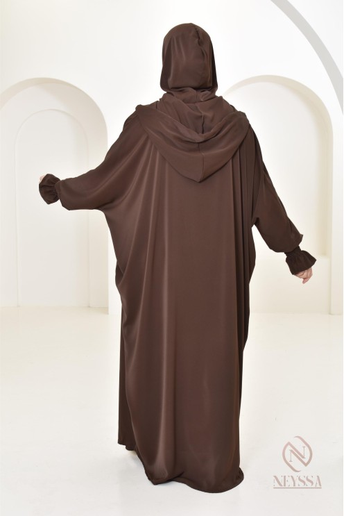 Robe de prière avec son hijab intégré, peut se porter en tenue d'extérieur.